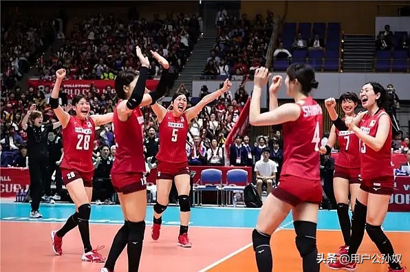 巴西加比小轮臂扣球，美国德鲁斯大拉弓扣球，中国队无解？！