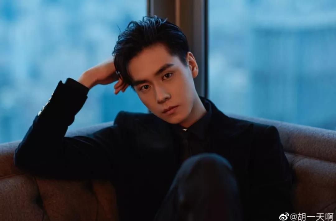 女老板拿黄色笑话逗小生