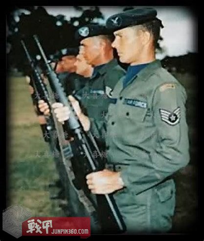 空军宪兵第四部分：安全部队制服配饰中的特色元素