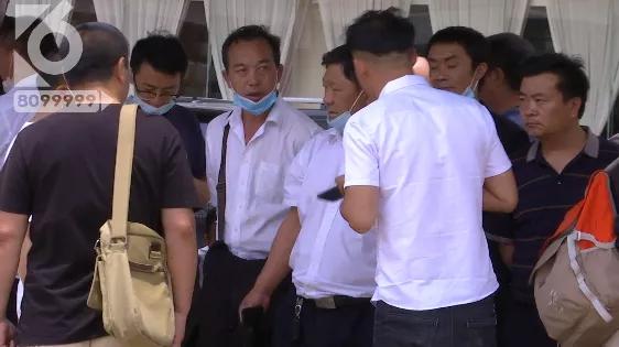 晚上停车早晨附近车都不见了,早上从车库出来看见一群人