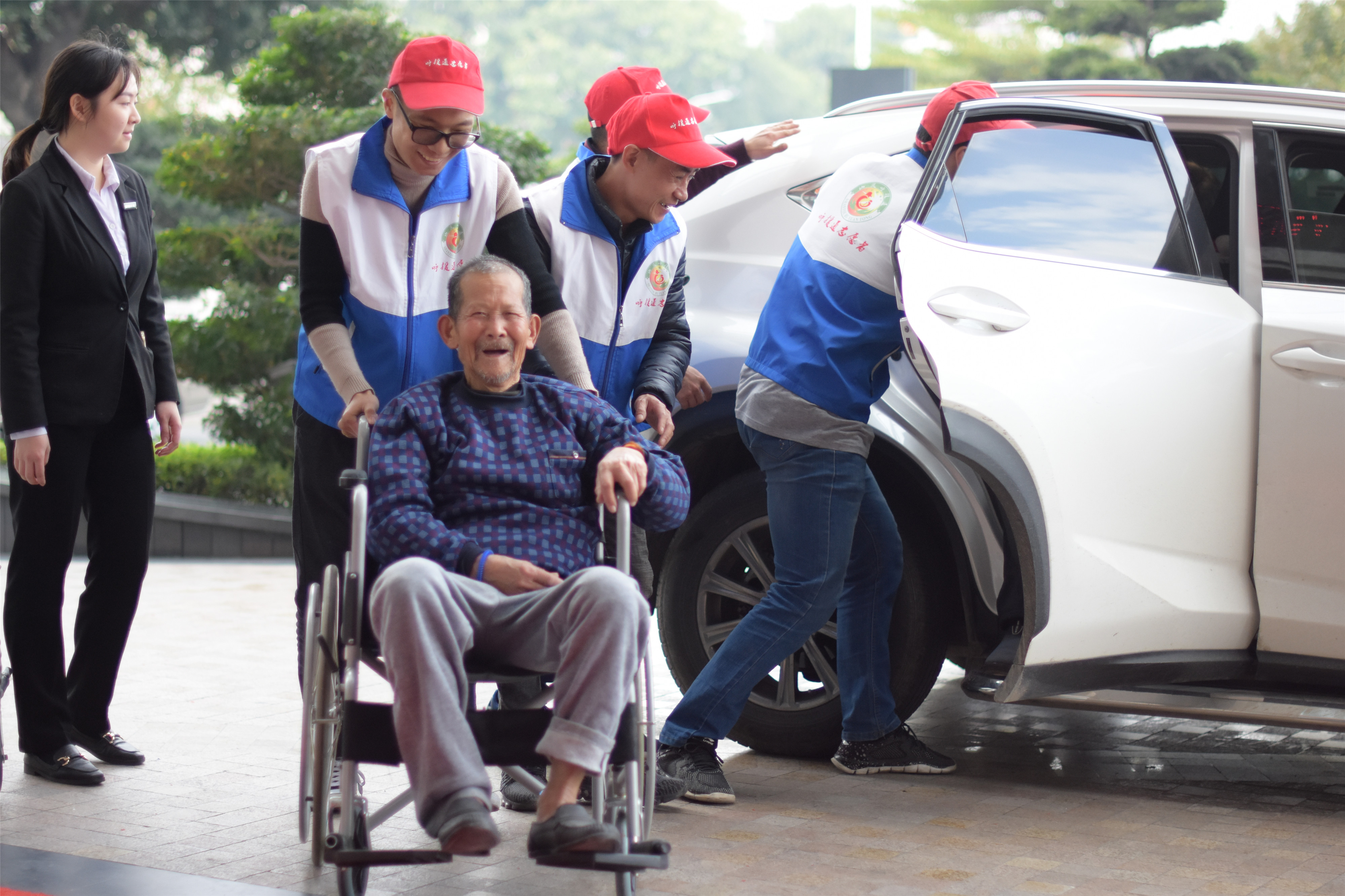 龙湖区第八个善待鳏寡百叟宴今举行铂晶大酒店多年资助大爱奉献
