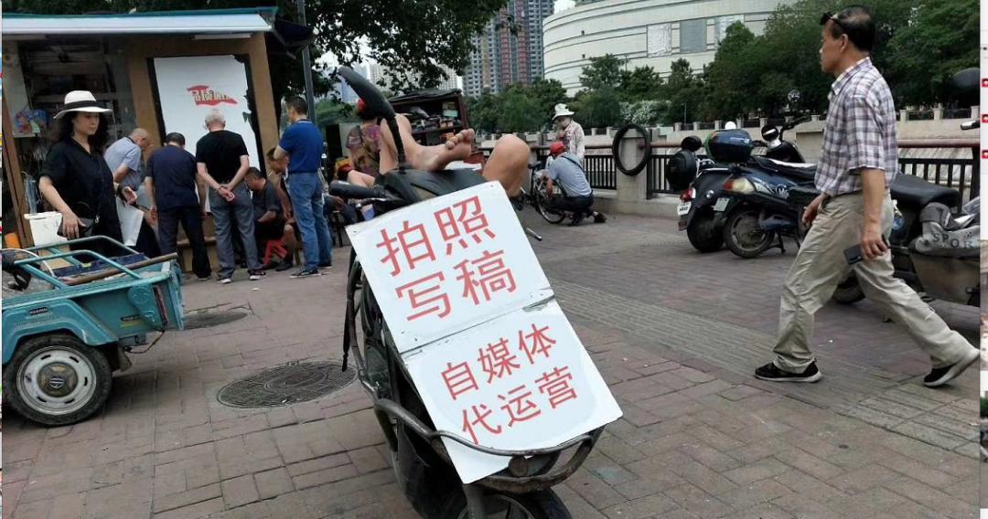 快到年关摆地摊卖什么,快过年了摆地摊卖什么好