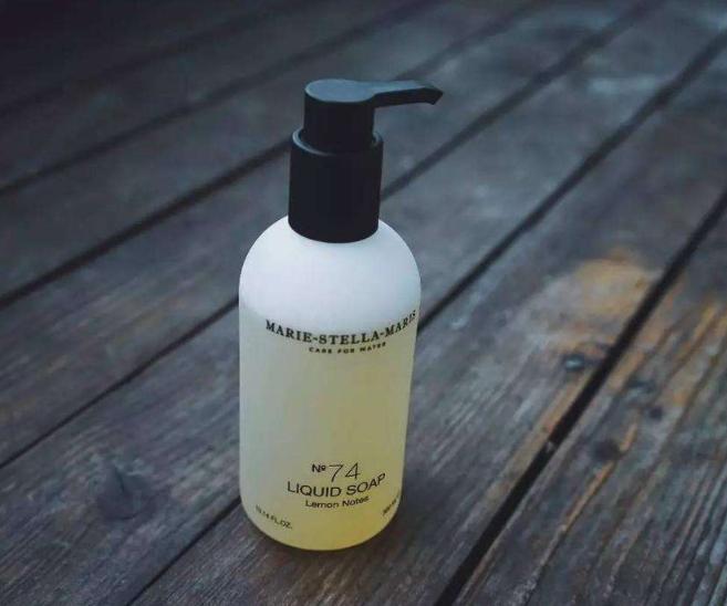 洗澡用香皂好还是沐浴露好呢,洗澡用沐浴露还是香皂对皮肤好