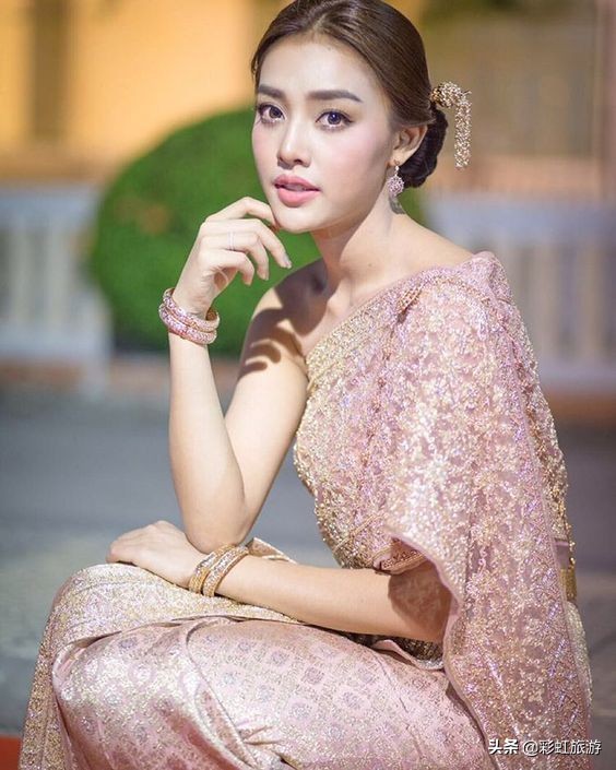 东南亚很多国家民族服装都很接近,而为何“泰服”如此深入人心