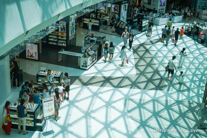 一群年轻人到三亚，摆pose，拍照