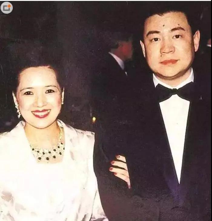 夹在贾琏和凤姐之间的人,夹在男人中间的女人