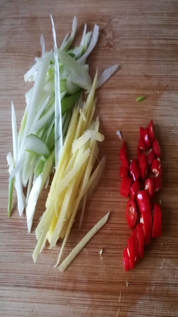 蒸鱼的时候倒料酒吗,蒸鱼什么时候放调料