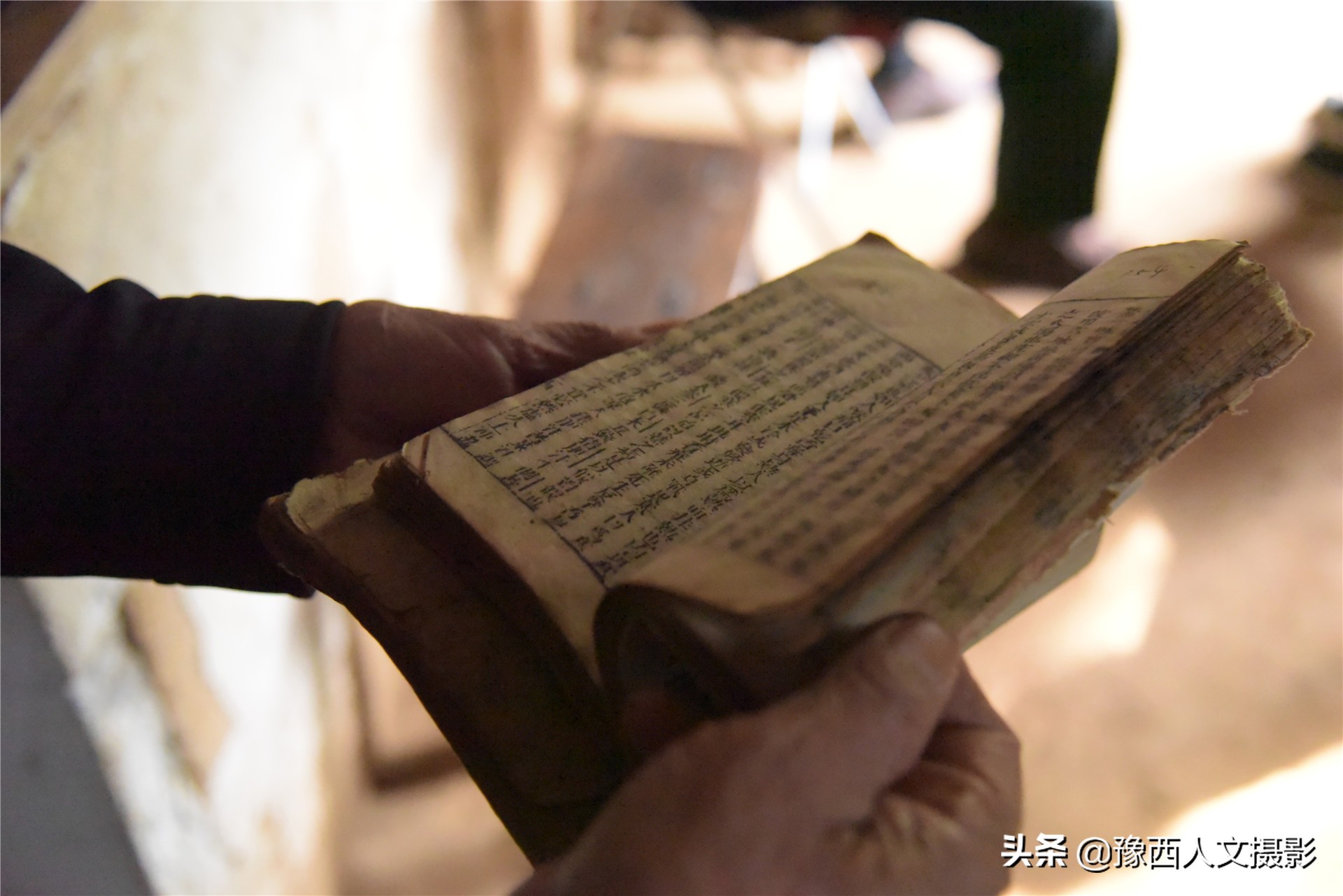 83岁老人坚持学习33年,83岁老中医自学成才