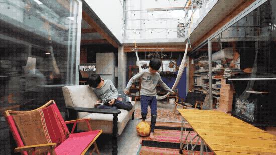 他在市中心建了一座房，38㎡住一家五口，居然没屋顶？