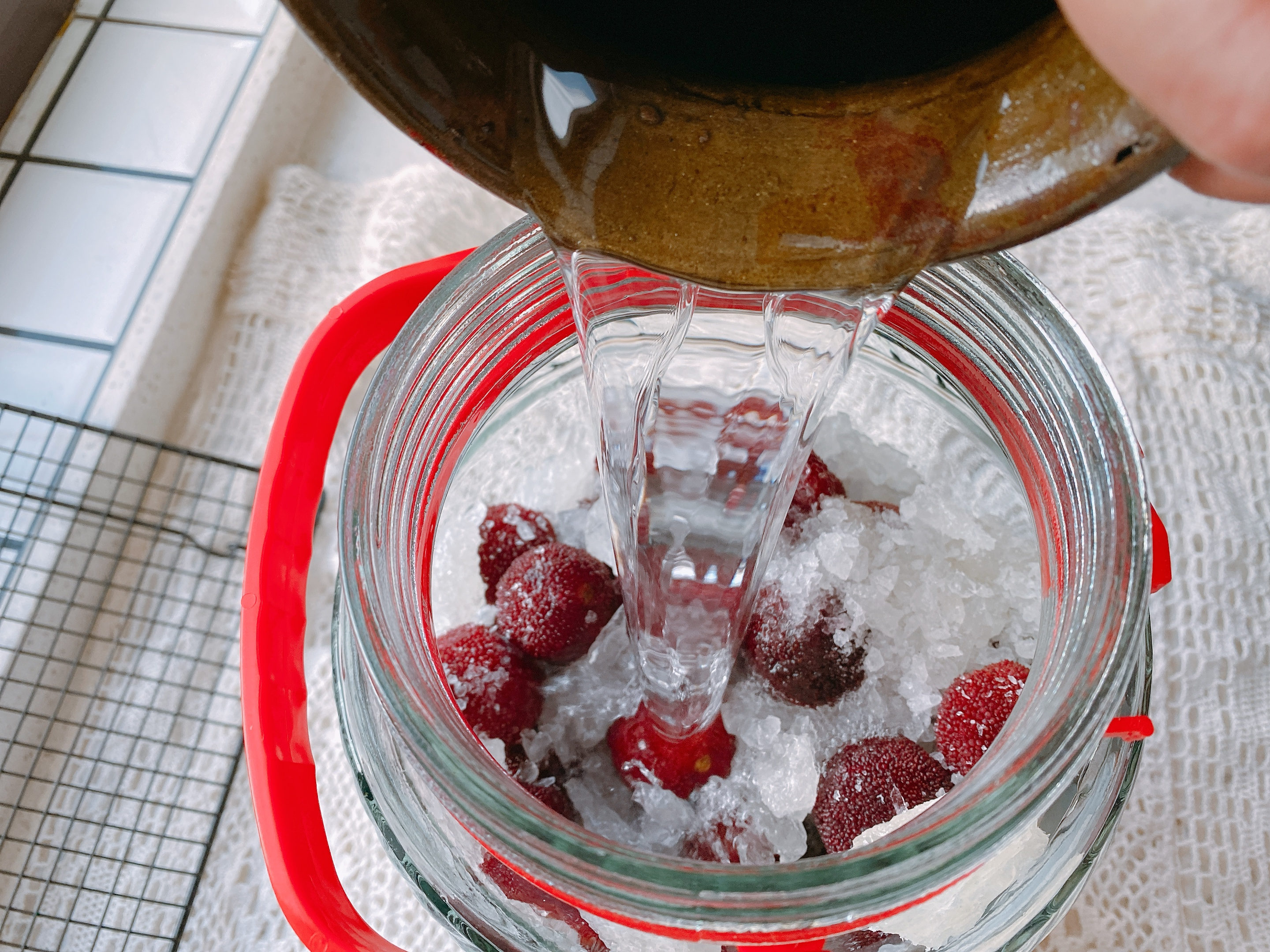 泡的杨梅酒怎样才能保存时间长,味道好喝杨梅酒的正确泡法步骤