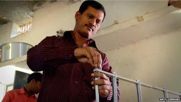 为解决妇女生理问题，男子穿带血卫生巾走上街头，却惨遭妻子离婚