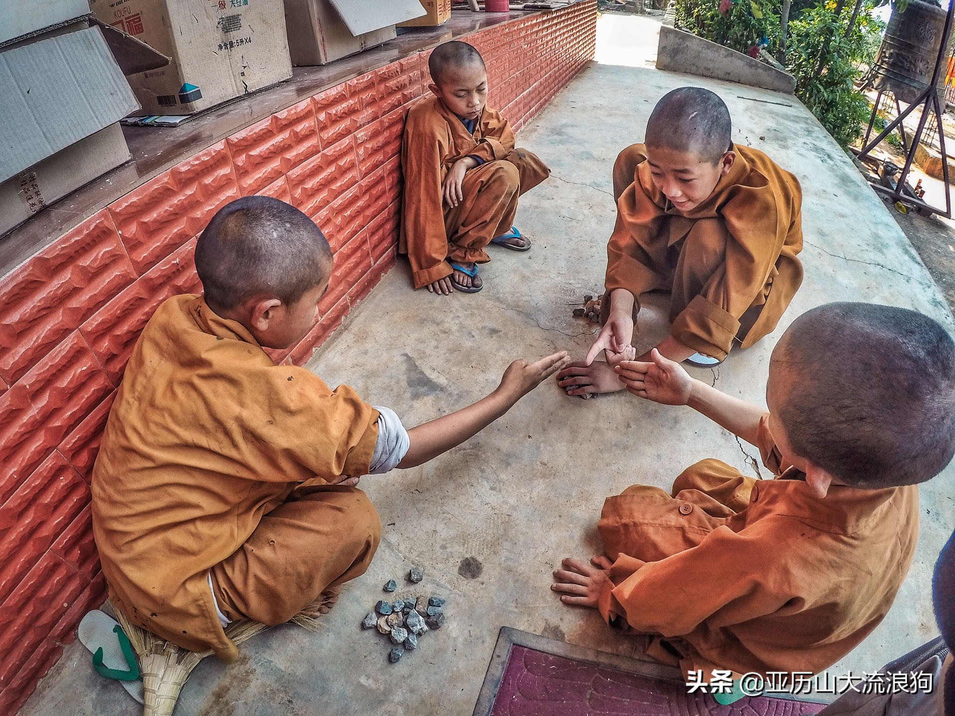 我流浪到中缅边境，发现一座奇特的寺庙，修行的僧人竟都是孩童