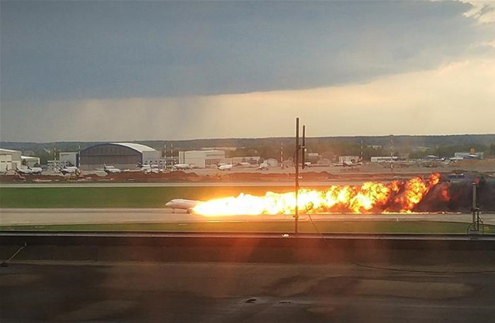 一架俄航客机刚升空就遭雷击，迫降时又出意外，超过一半乘客遇难