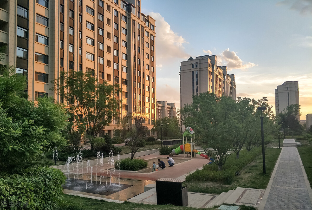 带阁楼和露台的顶楼,带阁楼的顶楼和带院子的一楼