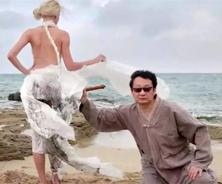 教授在美女身上练书法！专家：美女肉体美的，书法美的，作品大美