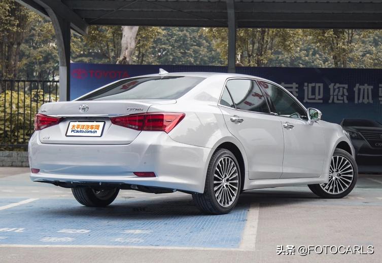 丰田皇冠2.5升四驱豪华版价格,丰田皇冠2024款最新款银色