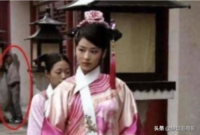 笑死人不偿命的穿帮：图3穿越而来的围观群众姿势也太骚了吧？