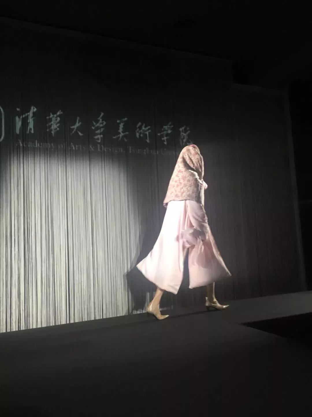 国潮这回对味儿了，不看logo还以为是巴黎世家！