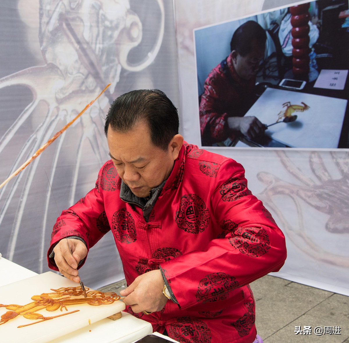 景区摆摊制作糖画,非遗糖画艺人摆摊