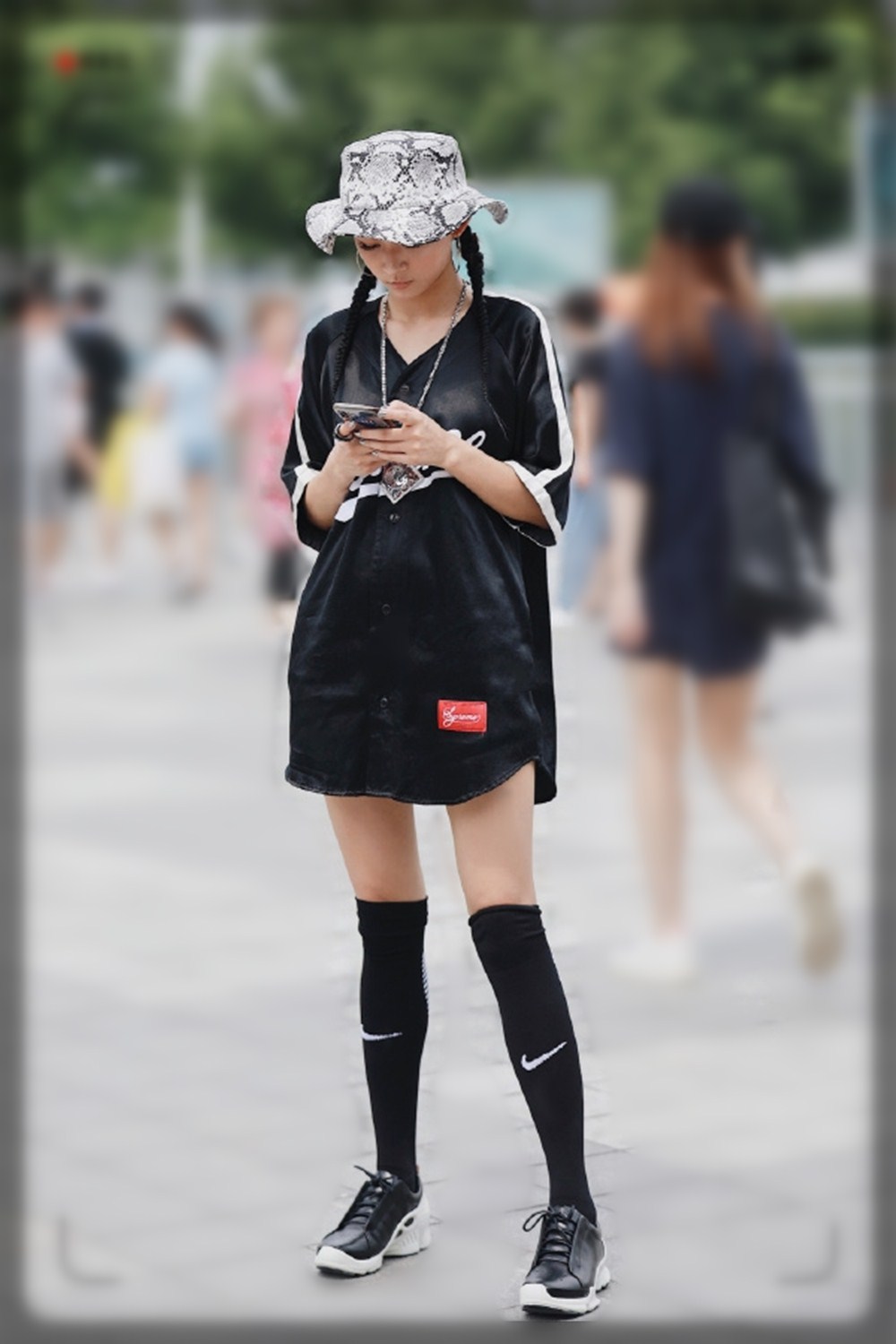 今年流行的长袜搭配,显瘦长筒袜穿搭