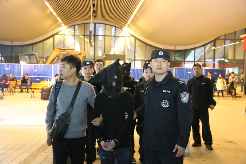 网络水军冒充记者敲诈勒索,广州警方打击网络水军系列案