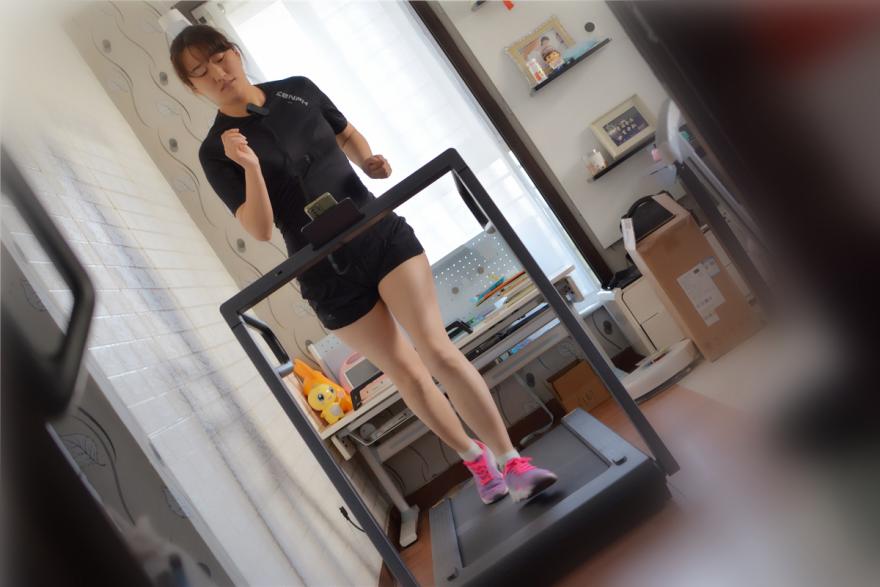 小米生态链walkingpad跑步机r2,小米跑步机和亿健跑步机哪个好