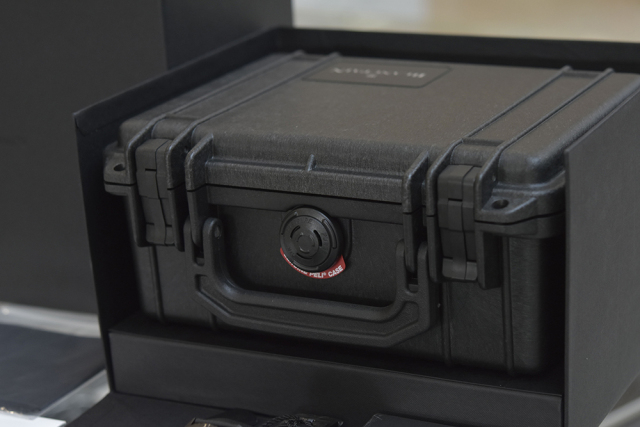 把一台超跑戴在手上,把车捧在手里