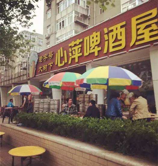 喝啤酒吃蛤蜊开启青岛的特色文化,青岛吃嘎啦喝啤酒的好地方