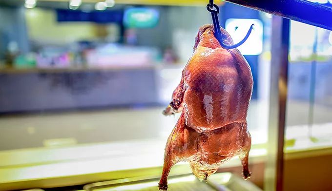 青岛这家餐厅藏着一个老北京，北京烤鸭，京六件、炖吊子都能吃到