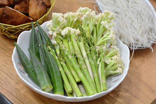 吃火锅人均一盘肉够不够,3个人吃老火锅540元贵不贵