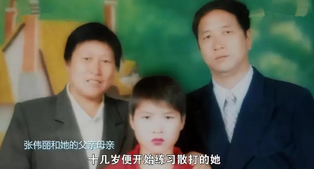 嘲讽中国疫情的外国拳手，被这个中国姑娘打成了猪头