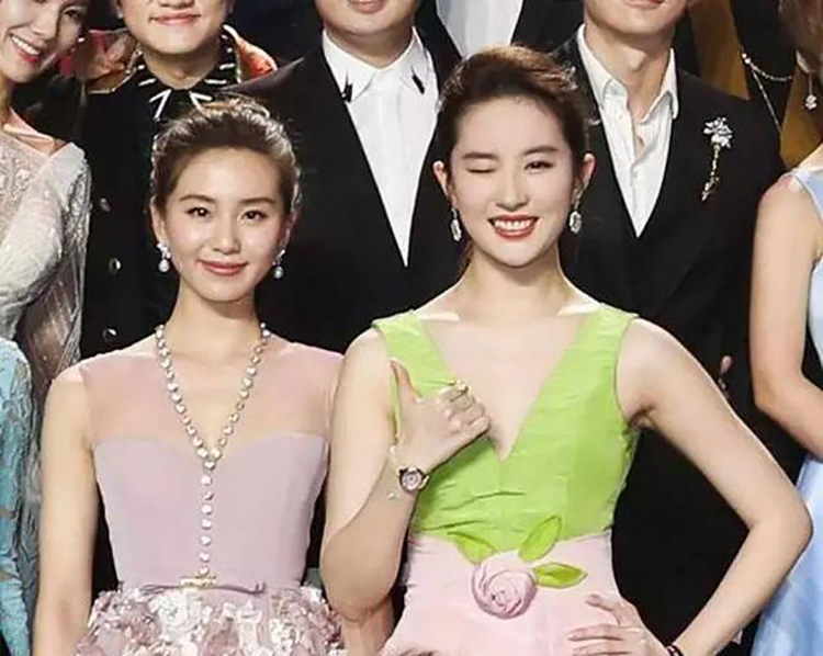 林允和钟楚曦合照的妆,林允防水妆容