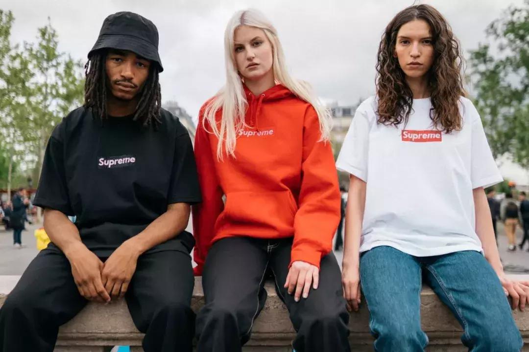 穿着大logo的衣服,穿大logo的衣服就很土吗