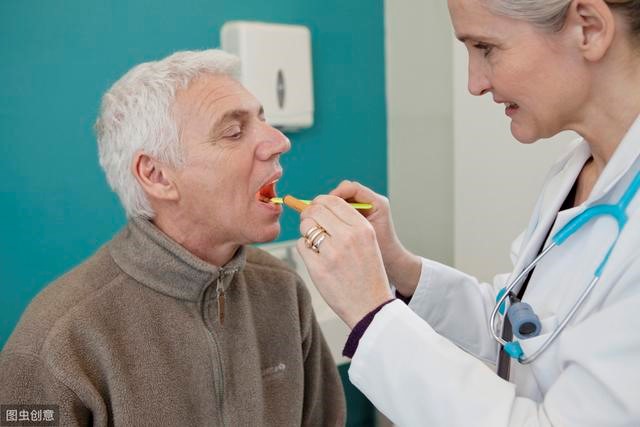 喉咙一侧带着耳朵疼会不会是癌症,耳朵后面疼是癌症早期信号