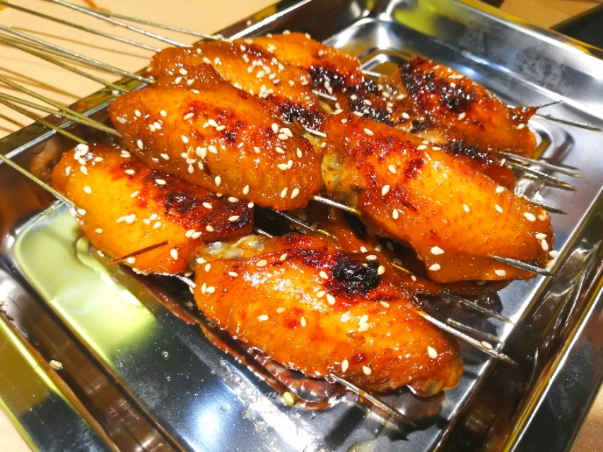 阳春四月夜，8男1女在郑州政七街花680块钱怼烤串，咧两瓶红花郎