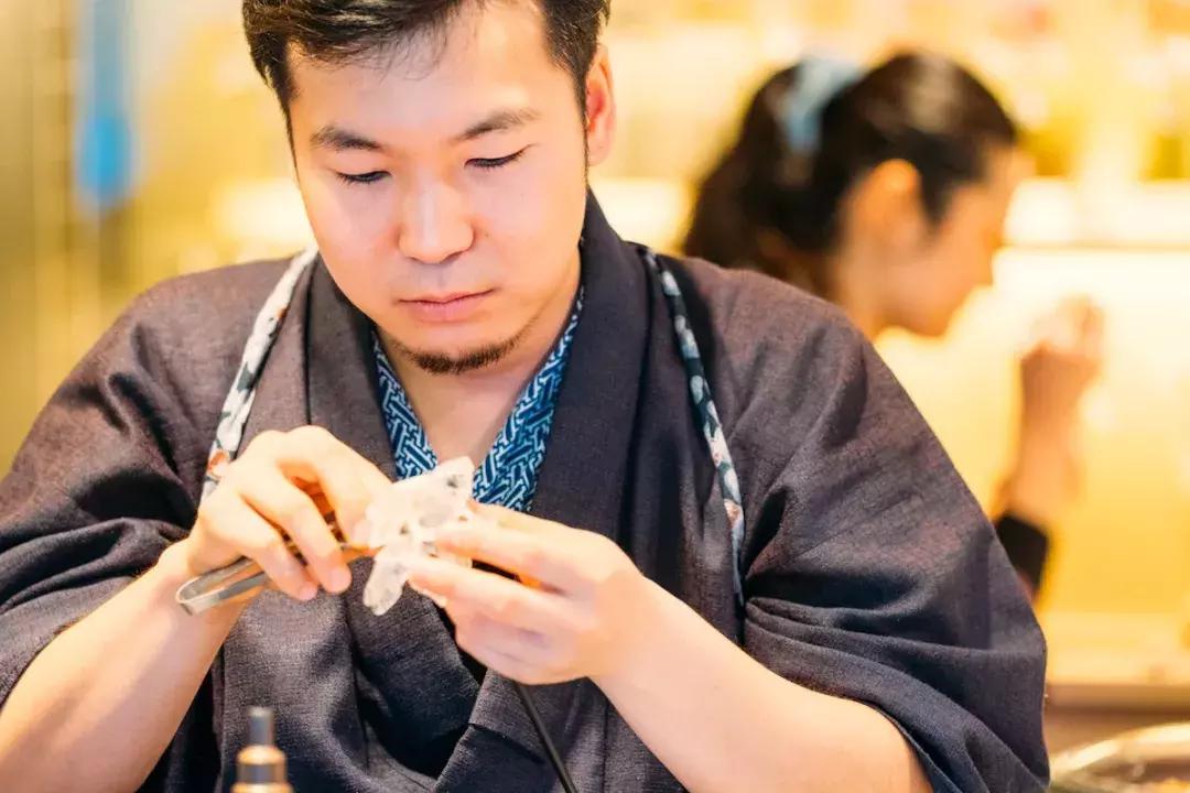 21岁日本小伙立志复兴糖艺制作，5分钟捏出金鱼熊猫，你舍得吃吗