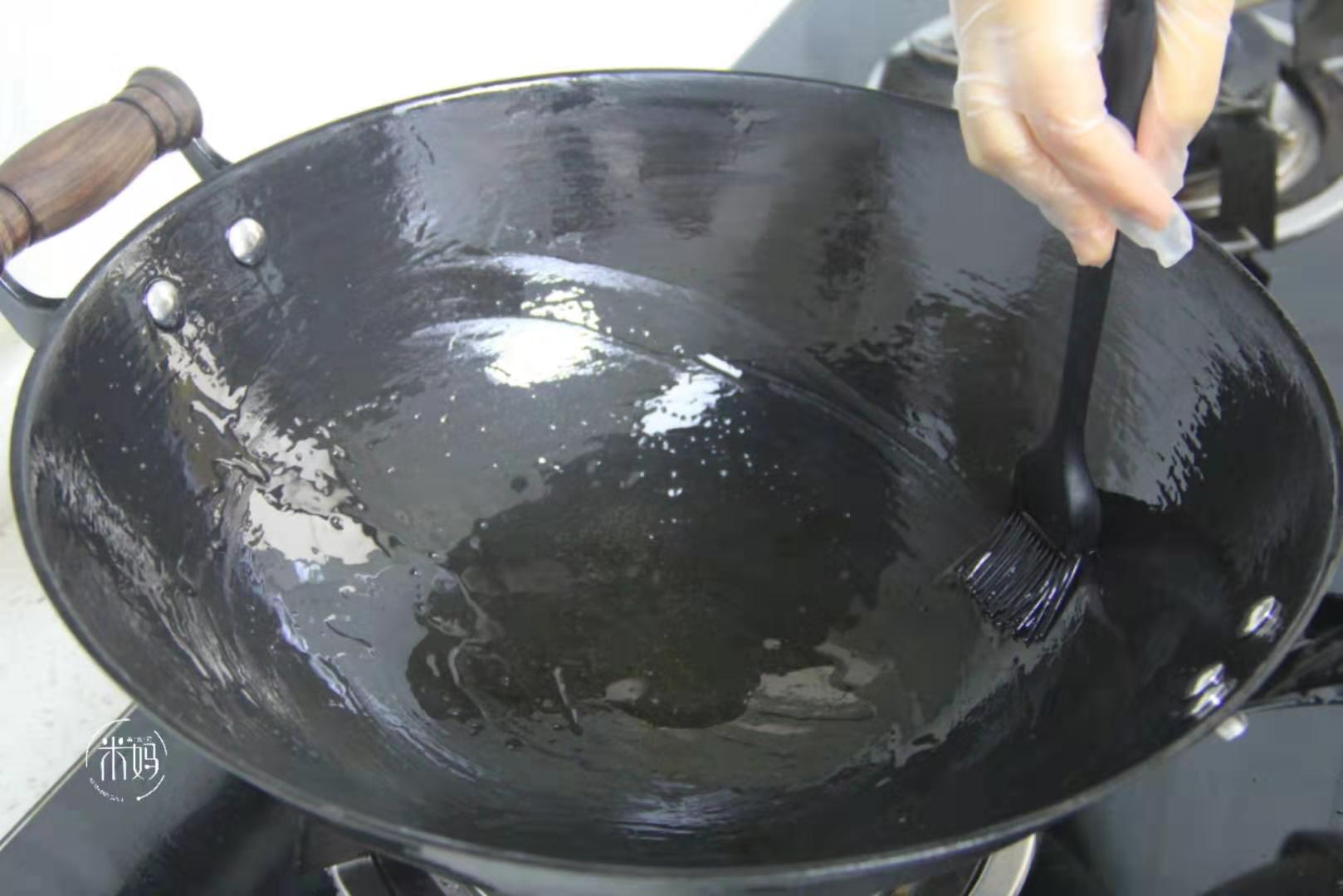 铁锅怎么开锅不生锈不粘锅教程,铁锅的正确开锅方法不粘锅