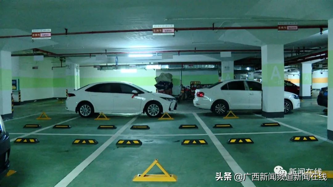 南宁各小区地下停车场,南宁一小区停车位装上隔离栏