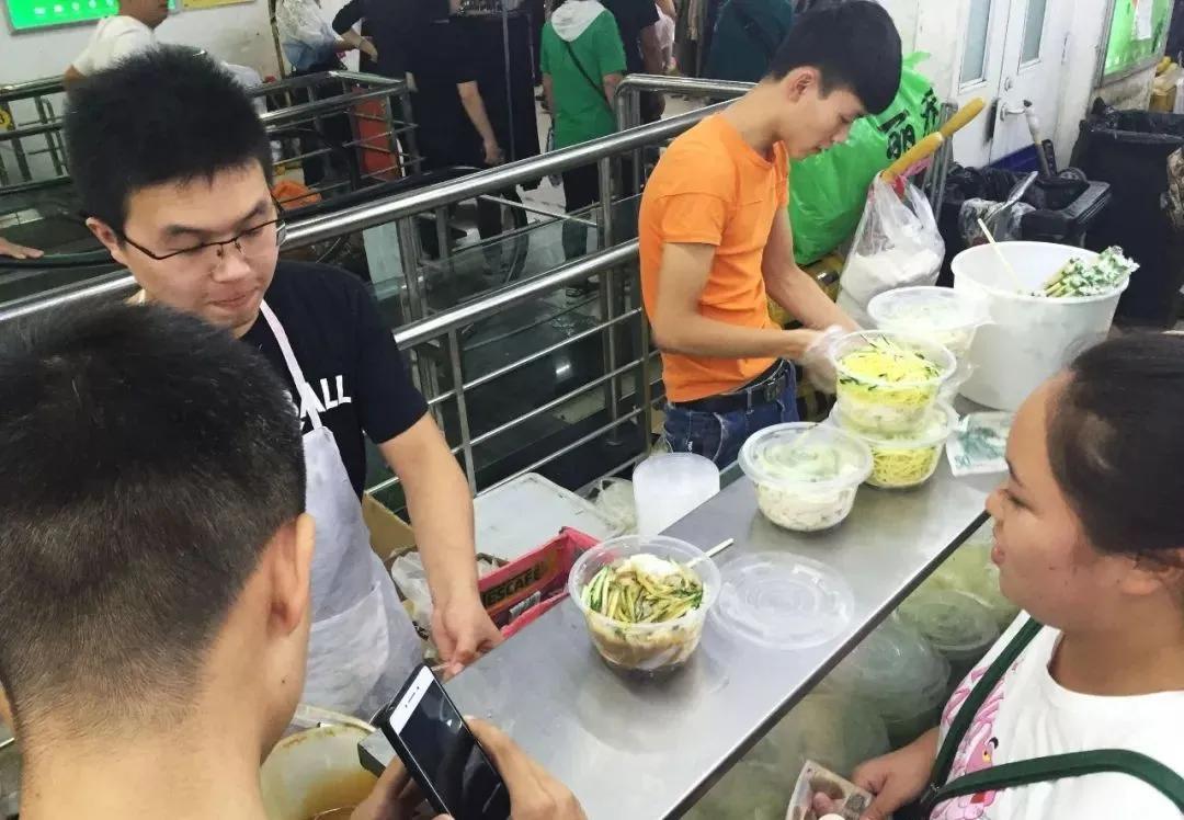街头卖凉皮创业,90后卖凉皮创业女孩