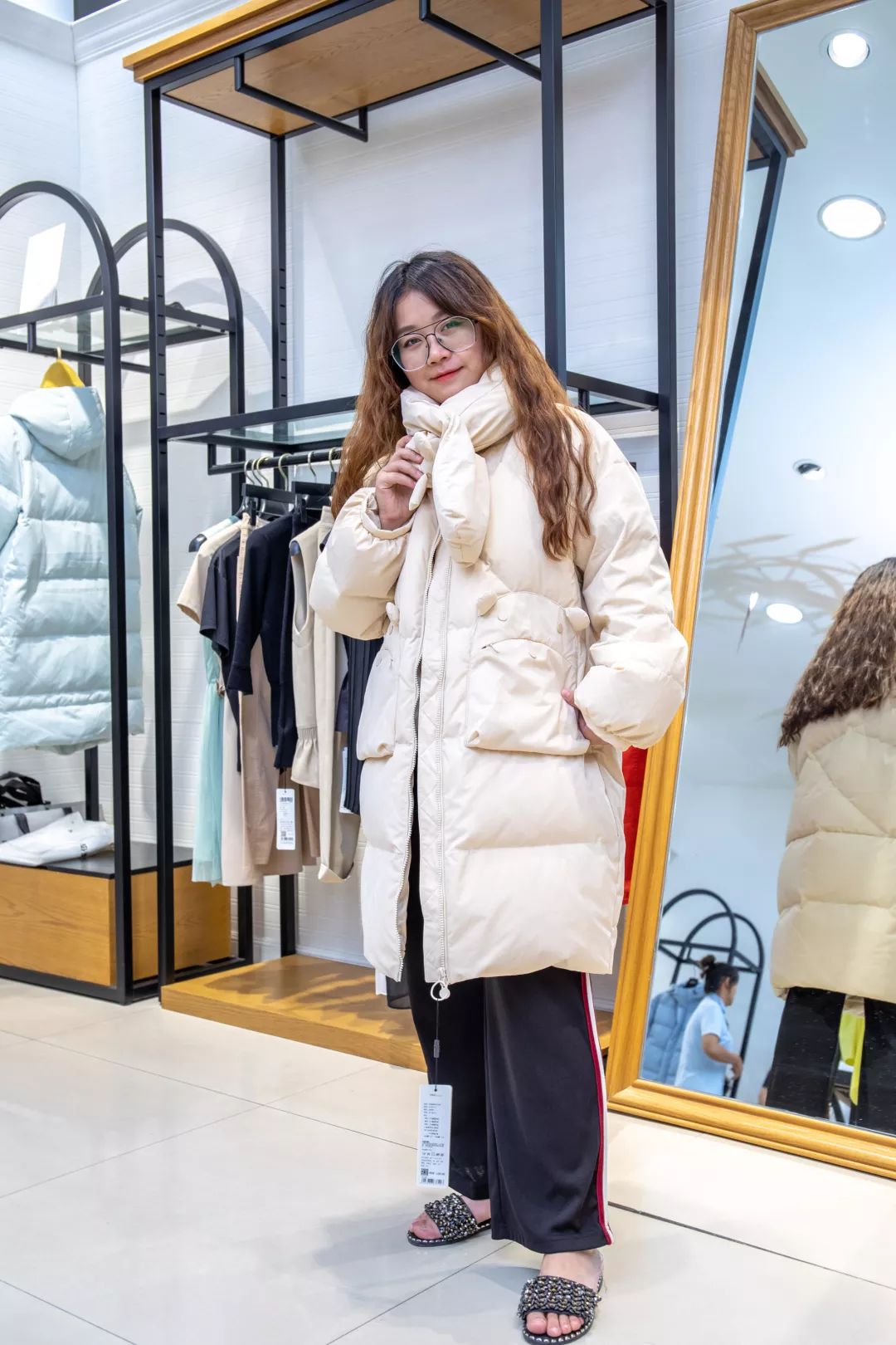 品牌羽绒服低至99元！百货大楼要被搬空了