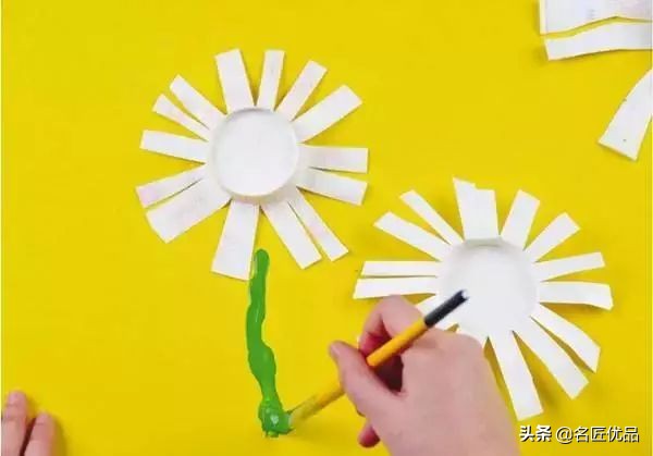 如何利用纸板做出简单的手工作品,蛋壳纸杯做的简易手工