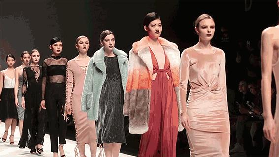 秋天穿丝绒太美太高级了 (轻薄高级的丝绒质地太讨人喜欢了)