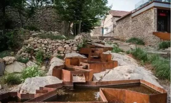 她给破败乡村动了个大手术，2年跨进“后现代”，艺术青年扎堆