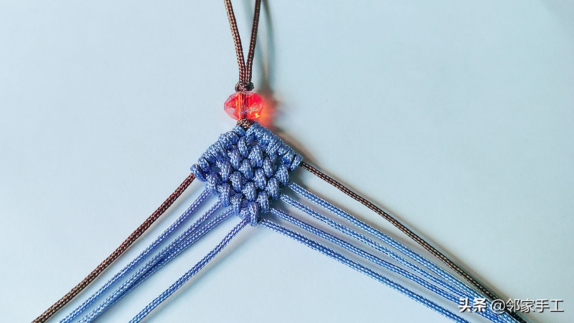 编蝴蝶手机挂件教程,带扣子的手机挂件编法