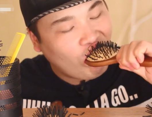 小哥哥直播吃东西,小哥哥直播吃章鱼一口一个头