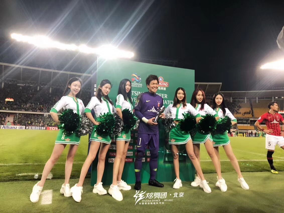 绿裙绿衣绿茵球场，宝贝啦啦队舞动亚欧小组赛，女神们个个美上天