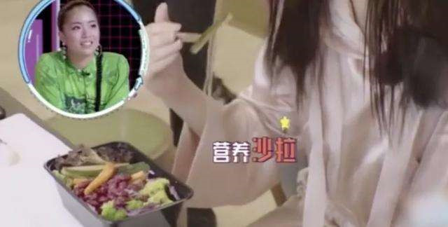 女明星爱脸有多疯狂？张天爱化妆台价值连城，连睡觉都要开美容仪