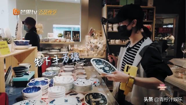 李佳航1岁儿子是个机智boy，徒手挤橙汁，李晟买一块碗89元不嫌贵