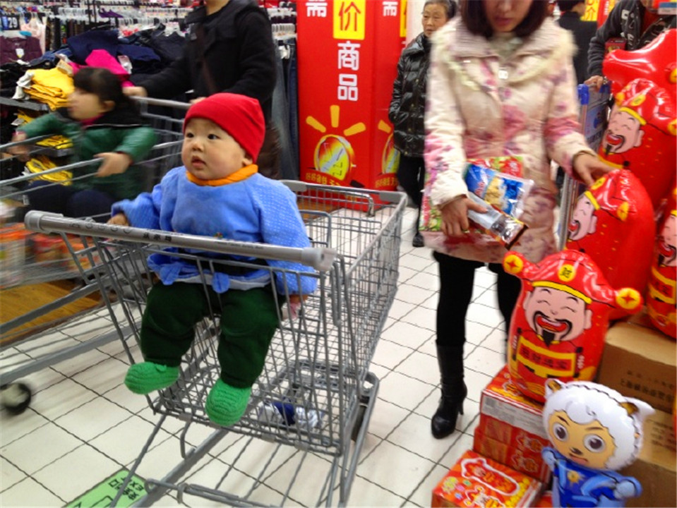 孩子见到什么东西不给买就哭,孩子什么都想要不给买就哭闹