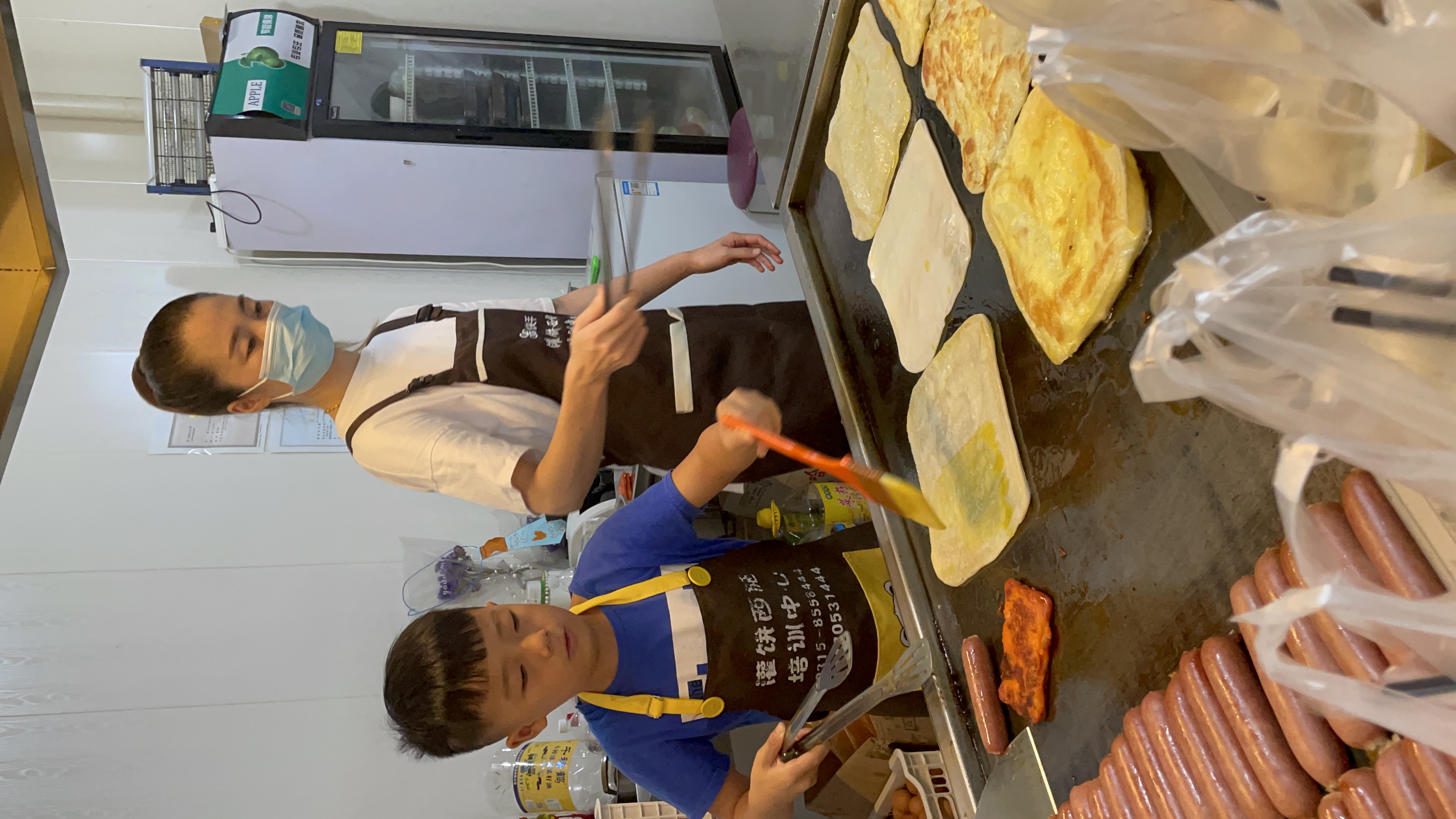 9岁男孩*鸡做**蛋灌饼走红网络！单手打蛋手法娴！周末给父母帮忙！很多“吃货”慕名而来……